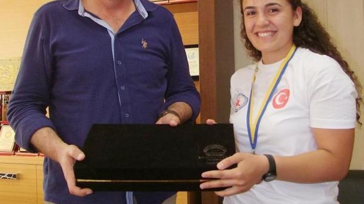 Milli sporcu Erkıştan Başkan Gökceye ziyaret