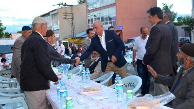 Milletvekili Ilıcalı, sokakta iftar verdi