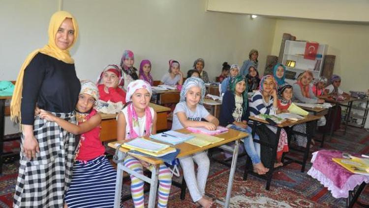 Kadınlara başkanlık, çocuklara Kuran kursu öğretmenliği yapıyor