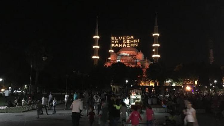 Sultanahmet Camii’ne Türk bayrağı yansıtıldı