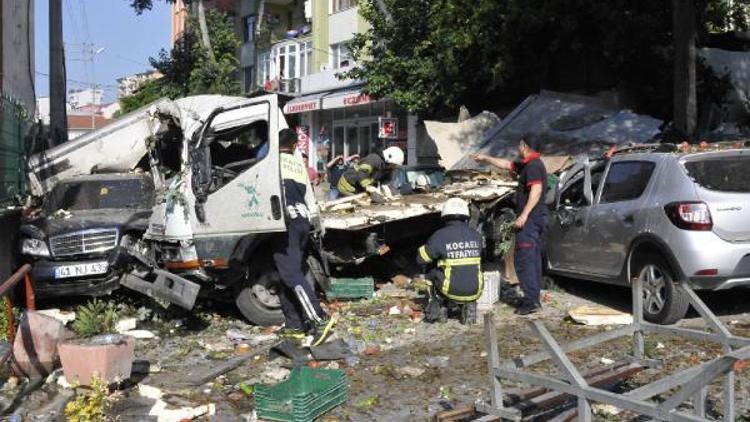 Freni patlayan kamyonet 4 aracın üzerine uçtu: 1 ölü, 1 yaralı