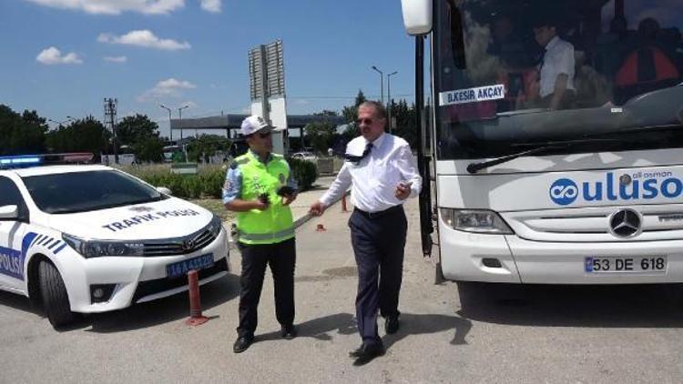 Bursada polis, sürücüleri yürüterek uyku kontrolü yapıyor