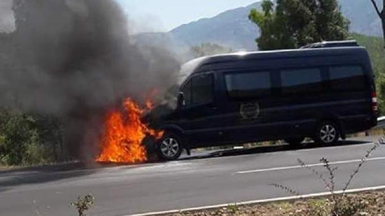 Tur minibüsü seyir halindeyken yandı