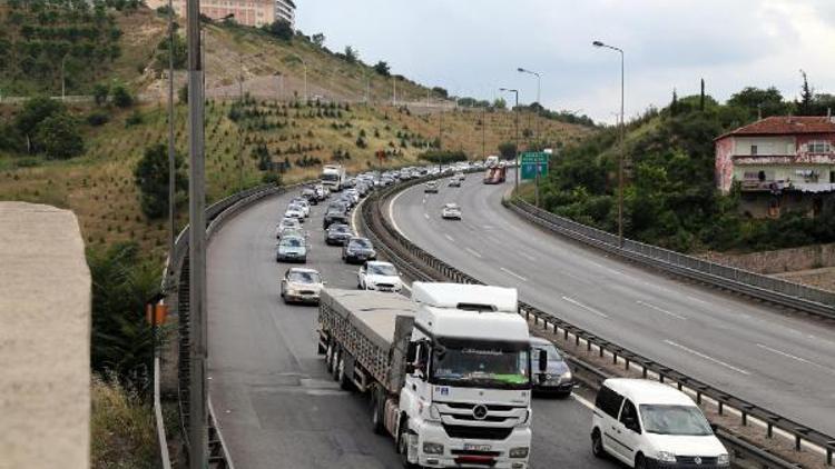 TEMde tatil trafiği yoğunluğu ikinci gün de devam etti