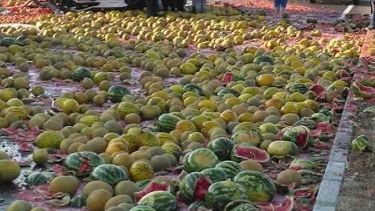 Kamyon TIRa çarptı, yol savaş alanına döndü