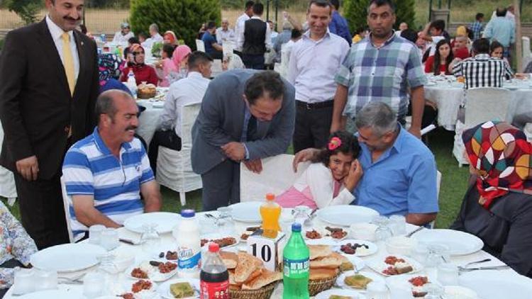 Koruyucu aileler, iftar yemeğinde bir araya geldi