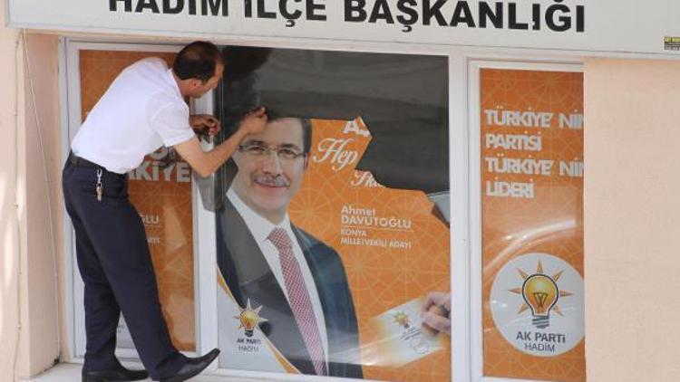 Davutoğlu gelmeden Ak Parti binasından fotoğrafı söküldü