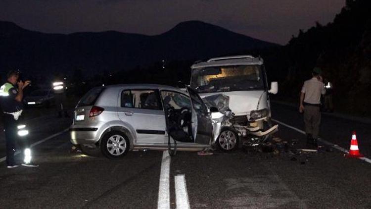 Seydikemer’de otomobille minibüs çarpıştı: 2 ölü, 5 yaralı