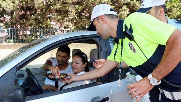 Sürücülere şekerli ikramı ve kurallara uymaları uyarısı