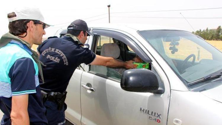 Silopi’de polis, şoför ve yolculara şeker ikram etti