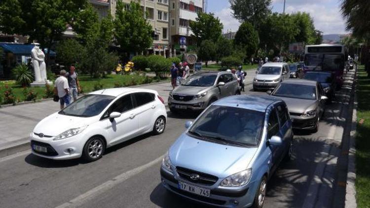 Çanakkale İskelesinde günübirlik tatilci kuyruğu