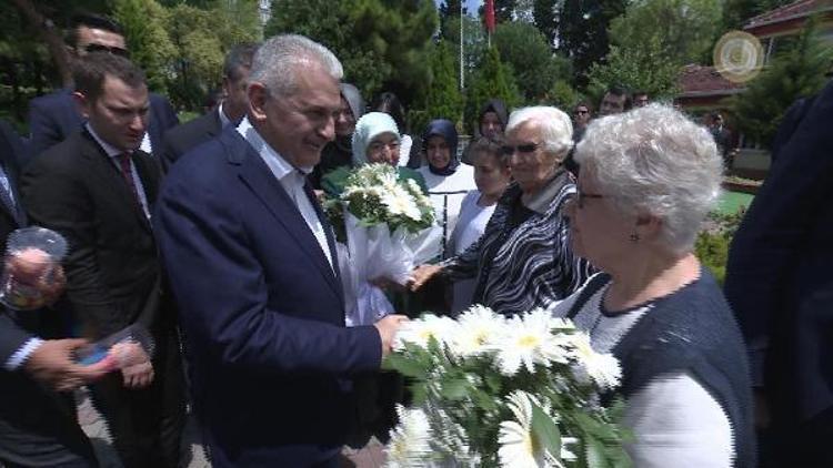 Başbakan Yıldırım çocuk yuvası ve huzurevini ziyaret etti