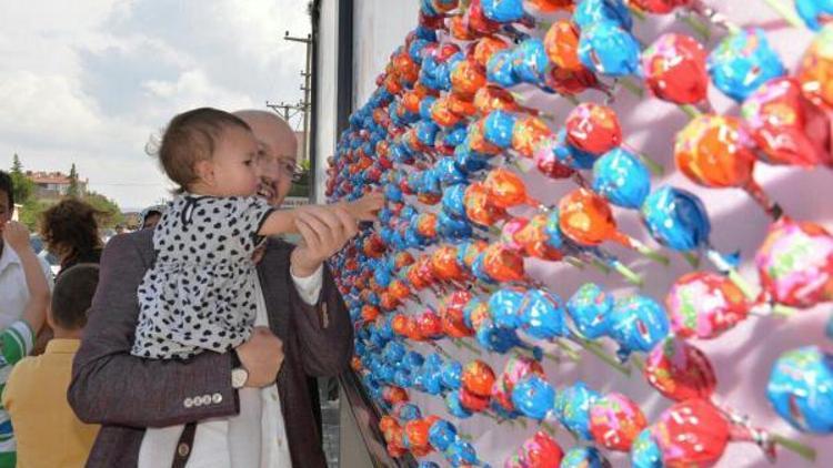 Bilboardlar rengarenk şekerle donatıldı