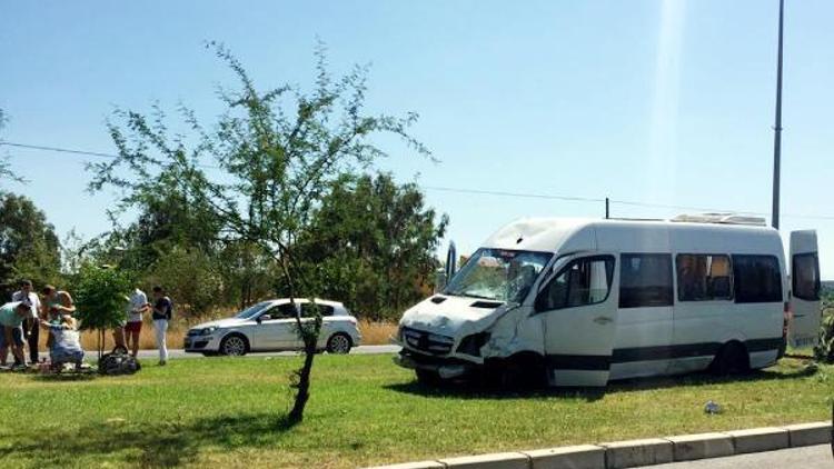 Manavgatta tur minibüsü refüje çıktı: 1 yaralı