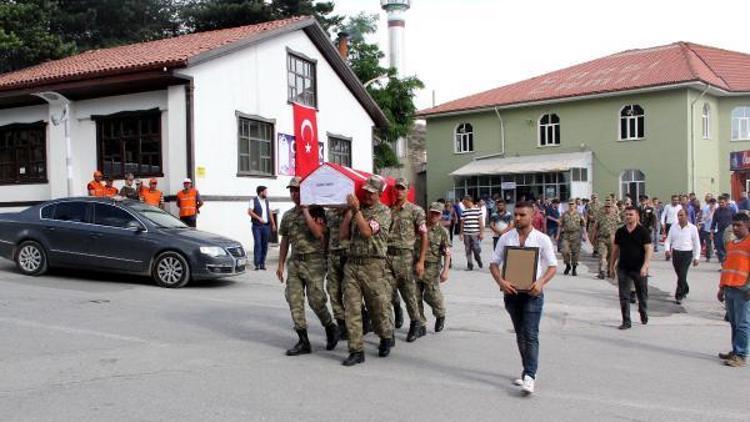 Uzman Çavuşun 8 aylık şehit eşi, gözyaşlarıyla toprağa verildi