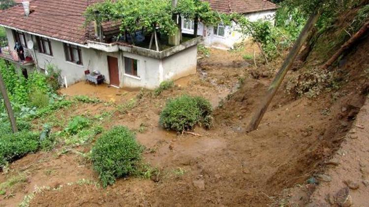 Güneysuda heyelan: Yollar kapandı, 3 araç hasar gördü