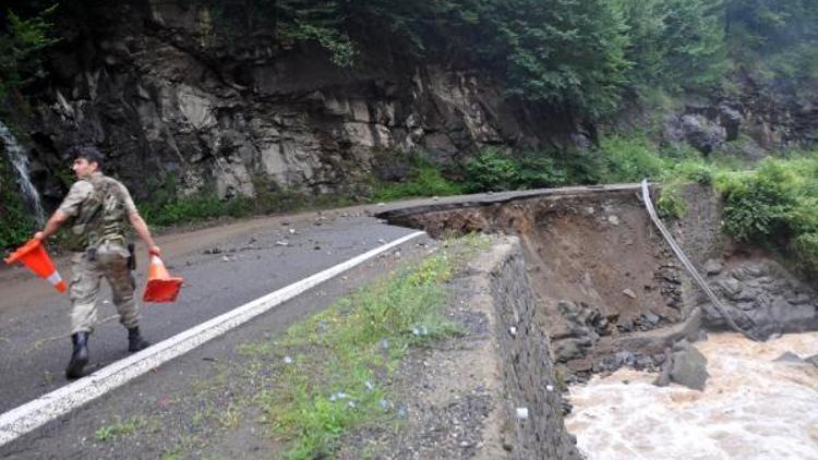 Trabzon’da aşırı yağış etkili oldu, çamur temizlemeye çalışan kadın düşerek öldü