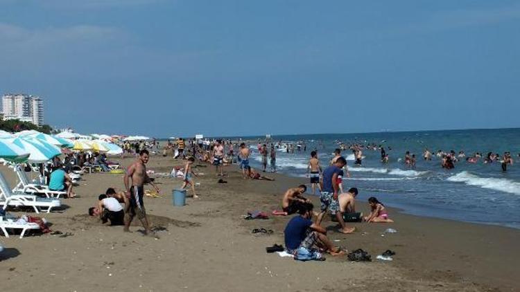 Mersinde sıcaklar bastırdı, vatandaşlar kendini plaja attı