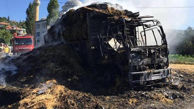 saman yüklü kamyon alev alev yandı