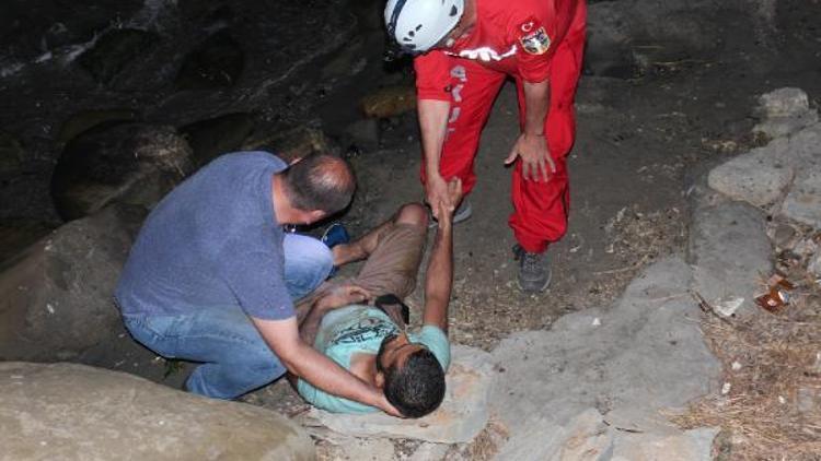 35 metreden kayalıklara düşen genç yaralandı