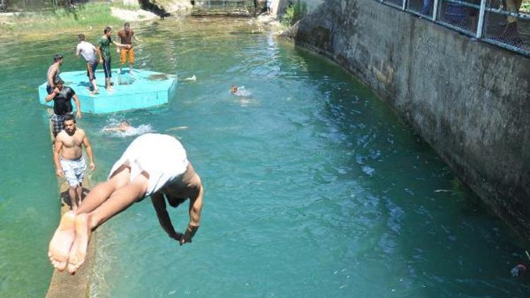 Tarsusta sıcaktan bunalanlar baraja koşuyor