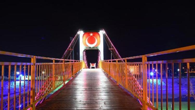 Karaçay rekreasyon alanındaki asma köprü ışıklandırıldı