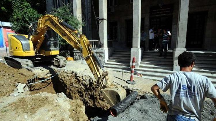 Fotoğrafllar // Beyoğlunda İSKİ çalışması sırasında Osmanlı mezar başı ve kemikler bulundu