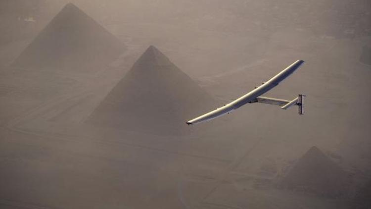 Güneş enerjisiyle uçan Solar Impulse iki gün uçup Kahire’ye indi