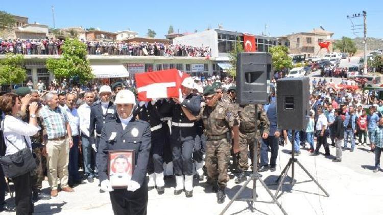 Kazada yaralanan özel harekat polisi şehit oldu (2)