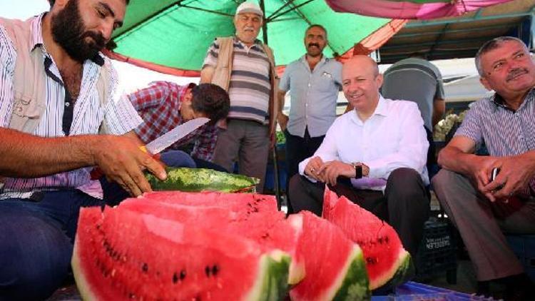 Başkan Çolakbayrakdar, pazar esnafını ziyaret etti