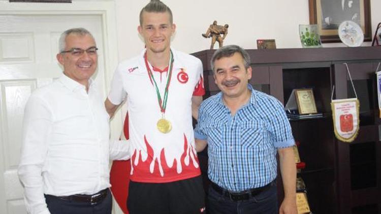 Dünya şampiyonu Süzen, Belediye Başkanı Balkı’yı ziyaret etti