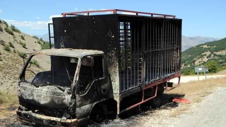 Tuncelide yol kesen PKKlılar araç yaktı