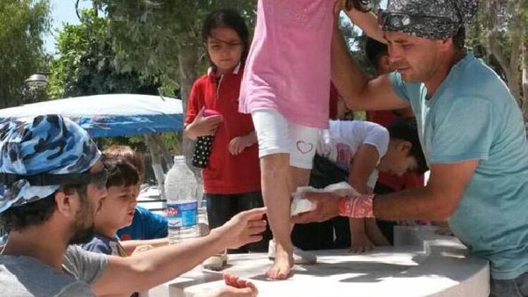 Kırılan heykelde, Aylan bebeğin temsili ayak izlerini çocuklar yapmış