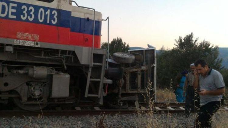 Tren, tarım işçilerini taşıyan kamyonete çarptı: 2 ölü, 9 yaralı