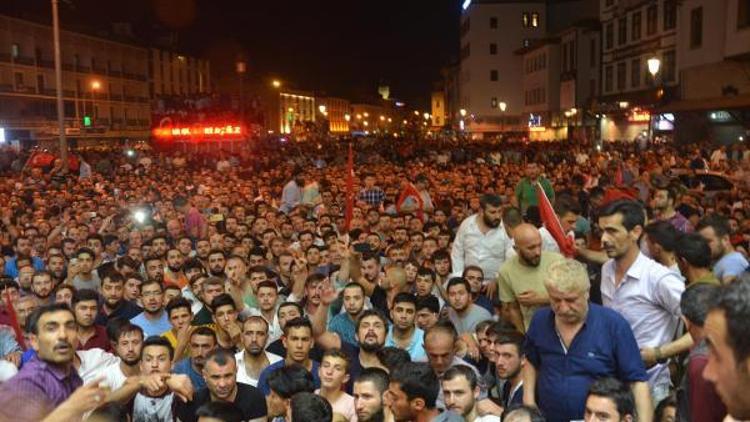 Konya, Aksaray ve Karamanda halk darbe girişimine karşı meydanlarda toplandı