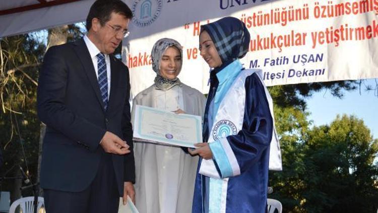 Bakan Zeybekçi, eşi ile birlikte kızının diplomasını verdi