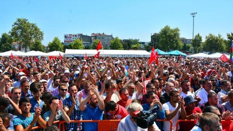 Sakaryada 10 bin kişi darbe girişimine tepki gösterdi