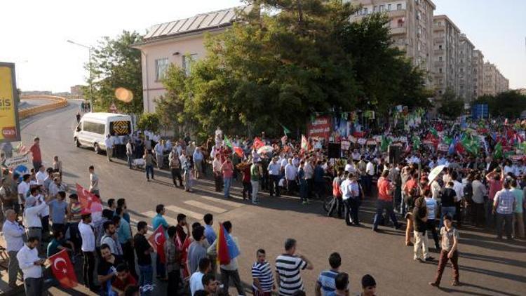 Diyarbakırda darbe girişimi protesto edildi