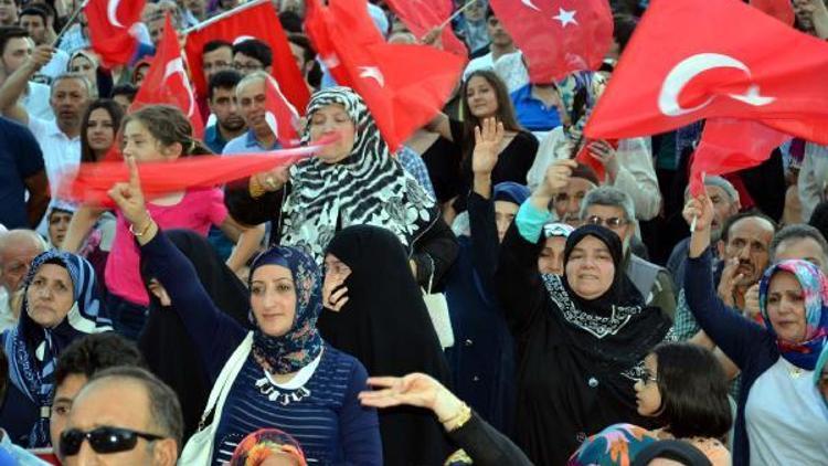 Tokatta 10 bin kişi darbe girişimini protesto etti