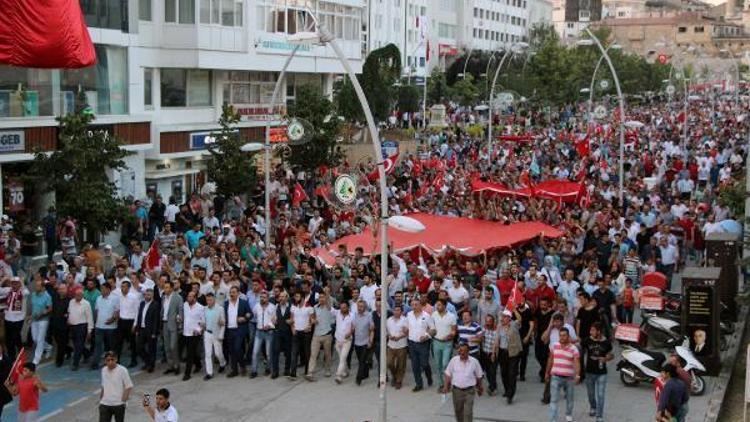 Boluda darbe girişimine Türk bayraklı protesto