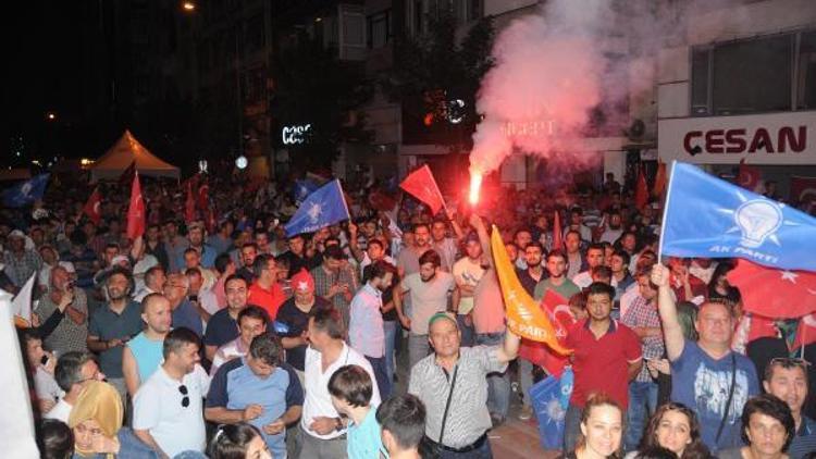 Eskişehirde Ak Parti il binası önünde darbe protestosu