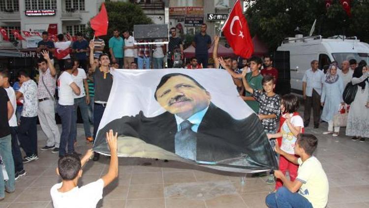 Manisada askeri kalkışma protesto edildi