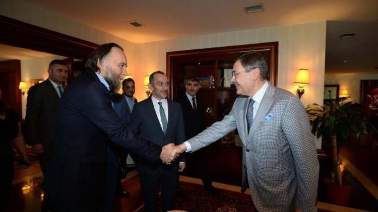 Putinin Başdanışmanı Dugin, Başkan Gökçeki ziyaret etti