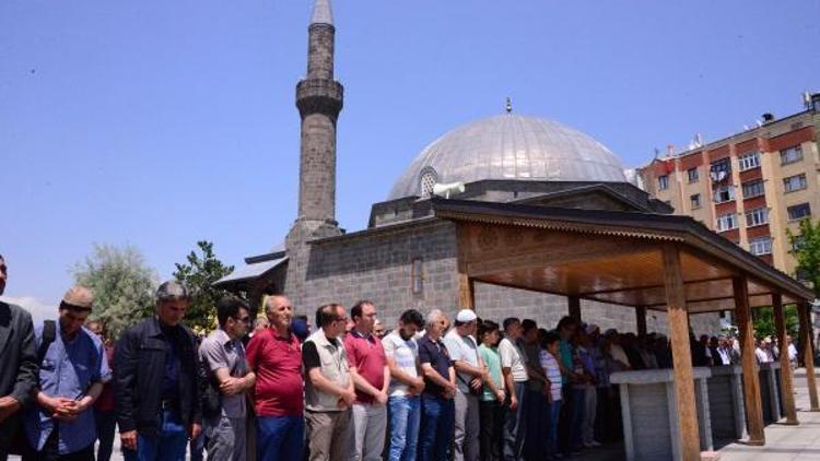 Erzurumda darbe şehitleri için gıyabi cenaze namazı