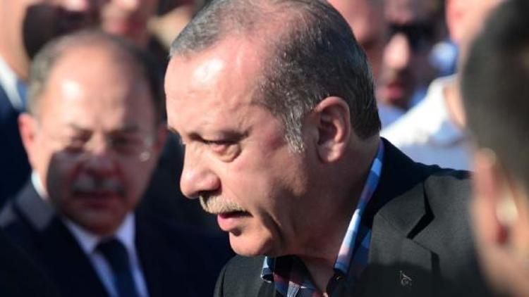 Fotoğraflar// Cumhurbaşkanı Erdoğan Erol Olçok ve oğlunun cenaze töreninde gözyaşlarını tutamadı