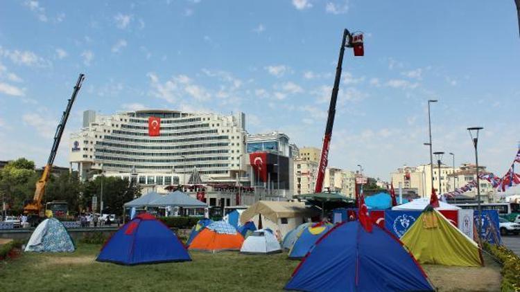 Kayseri Cumhuriyet Meydanı’nda vinçli, çadırlı manzaralar