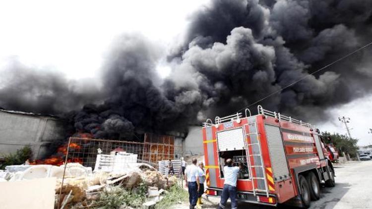 Mersinde korkutan fabrika yangını