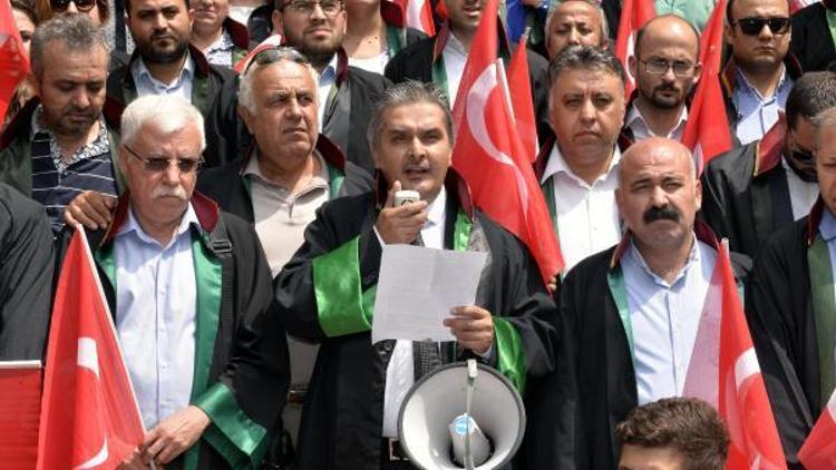 Adanada avukatlar darbe girişimini protesto etti