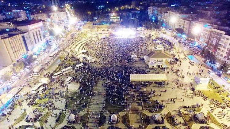 Şanlıurfa’da darbe nöbeti devam ediyor