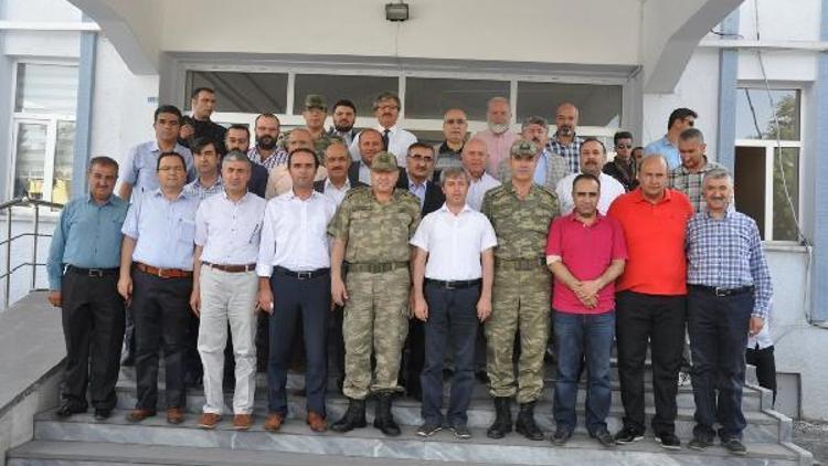 Bitlis Valisi Çınar komutanlarla birlikte esnafı ziyaret etti